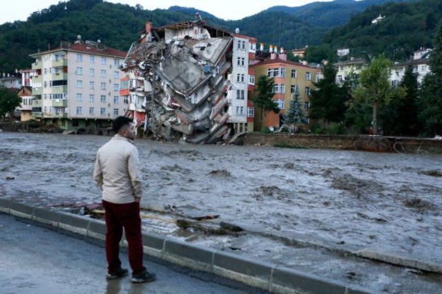 468158_turkey_floods_77743 95783cbfd4e64a9da5693ed51c409f36 676x451.jpg