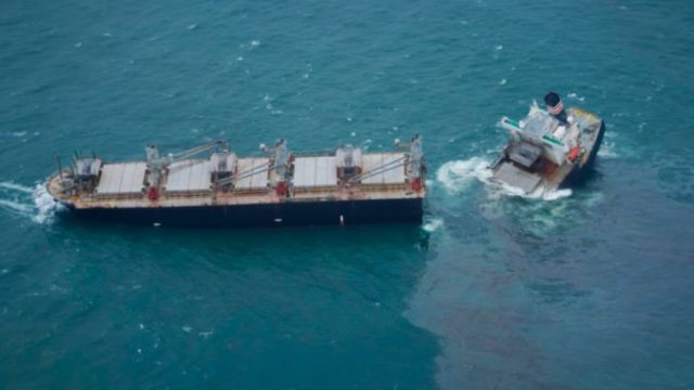 468160_japan_ship_aground_37382 80bcb8a3e368499496726cbaf48fa35b 676x451.jpg