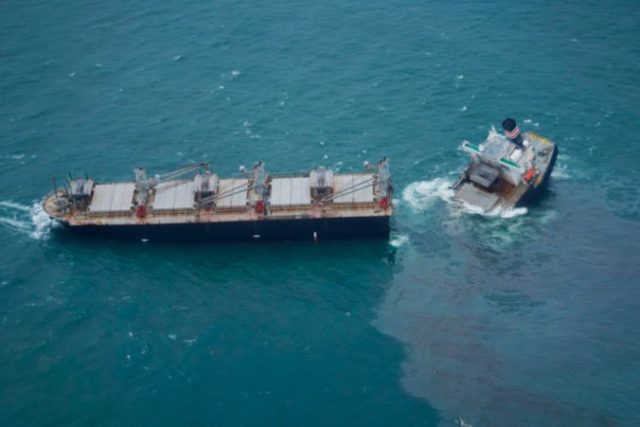 468160_japan_ship_aground_37382 80bcb8a3e368499496726cbaf48fa35b 676x451.jpg