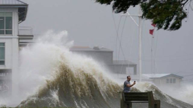 469202_aptopix_tropical_weather_atlantic_01740 0b6ecab9be524575b6a57ea53dd4818a 676x451.jpg