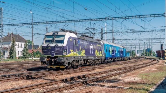 469915_connecting europe express na cele s lokomotivouzssk vectron vchadza na bratislavsku hlavnu stanicu 676x423.jpg