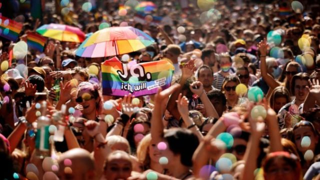 470814_switzerland_same_sex_marriage_08212 9402a4dfe0464017ab6180e520625835 676x477.jpg