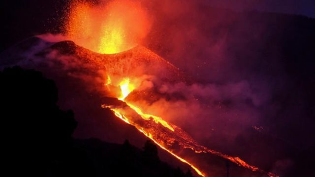 471408_aptopix_spain_volcano_40631 4f8bde1c713644aa84577105babf5c89 676x451.jpg