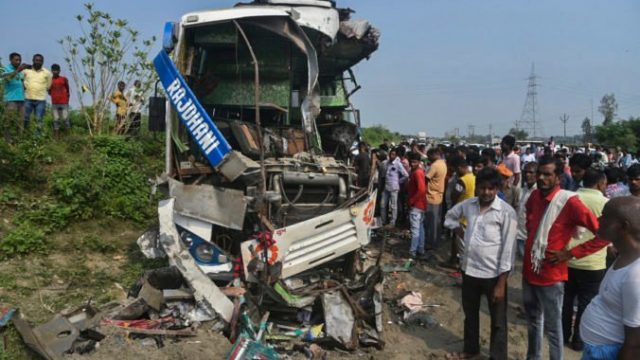 471483_india_road_accident_87836 b7f03edd16084dc88f72a7f1a4f7f4a1 676x446.jpg