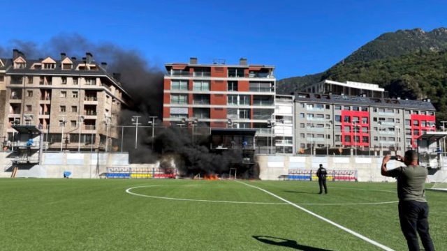 471618_andorra_soccer_stadium_fire_77898 4012c5776c6c4b50a92627a0d91136d7 676x473.jpg
