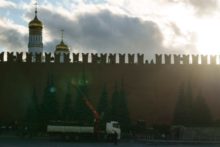 472429_russia_kremlin_wall_broken_32036 7de523b715194557a1c157e52a1d7ebd 676x451.jpg