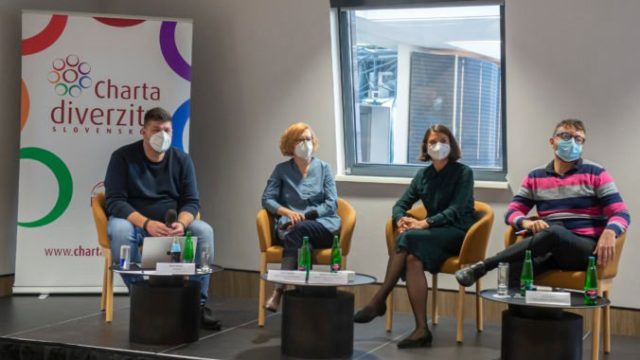 472567_spikri a moderator vlavo 676x463.jpg
