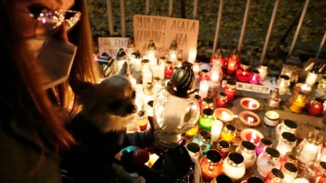 473036_poland_abortion_protest_24138 23c598f222964221984b2b6fbc50be15 676x456.jpg
