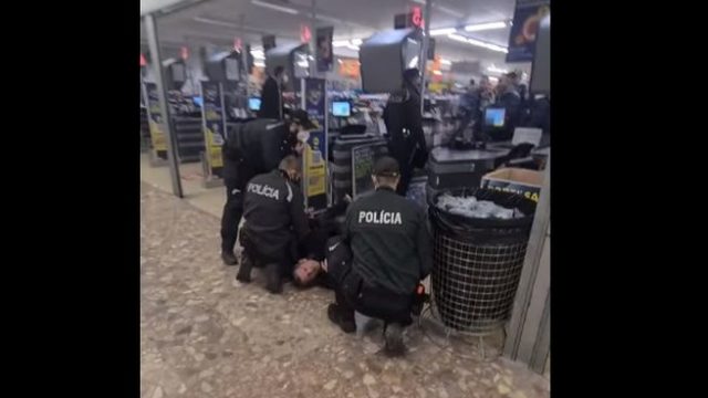 473202_policia zasah lidl piestany.jpg