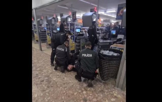 473202_policia zasah lidl piestany.jpg