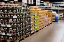 474249_za napoj v plechovkach ci pet flasiach spotrebitel po novom zaplati pri nakupe zaloh vo vyske 015 e. zdroj plzensky prazdroj slovensko 676x450.jpg