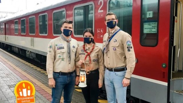 475395_slovenski skauti vdaka zssk roznesu symbol nadeje napriec slovenskom_foto emma velasova 676x451.jpg