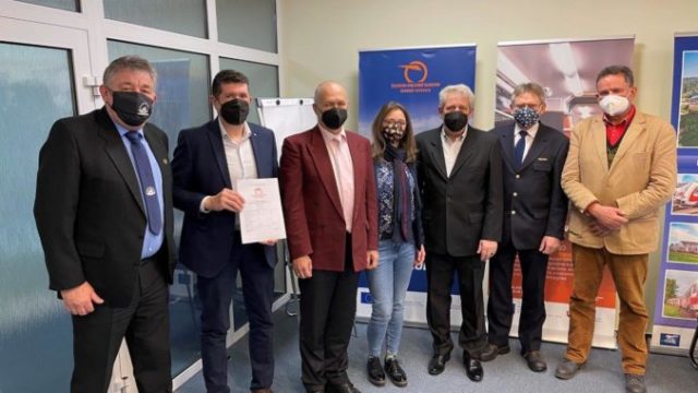 475860_predseda predstavenstva zssk roman koren a zastupcovia odborovych central sa stretli aby podpisali kolektivnu zmluvu o raste miezd vsetkych zamestnancov zssk 676x507.jpg