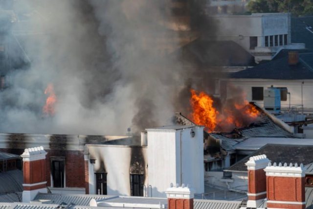 476300_south_africa_parliament_fire_23121 39a53db1dc964b9aac46f04104aff782 676x451.jpg