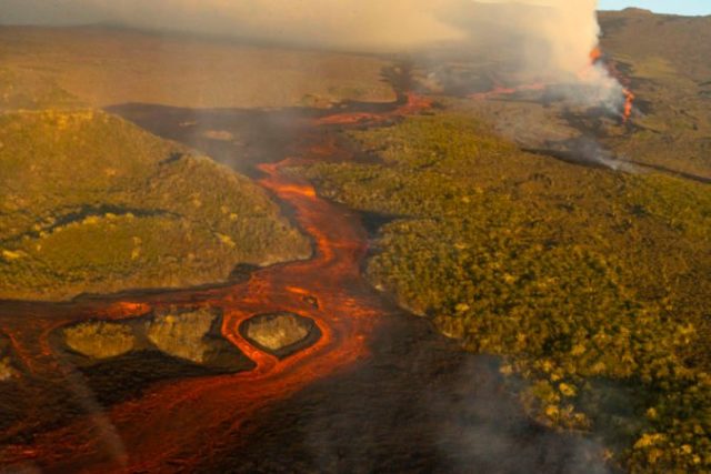 476727_aptopix_ecuador_volcano_galapagos_islands_53125 01822866fd2a42509e18dbe12c8c66e8 676x451.jpg