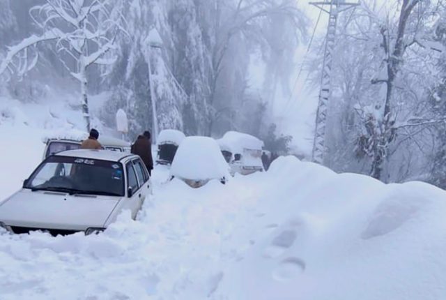 476761_pakistan_winter_resort_deaths_18285 9092c8b79ff6475ea66352f840af7d8e 676x454.jpg