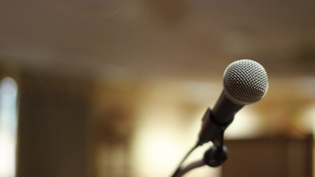 477640_microphone g7f8afaa63_1280 676x450.jpg