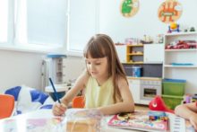 477714_kresliace dievca v herni 676x451.jpg