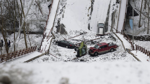478439_bridge_collapse_pittsburgh_79535 07af7e5a71d243a7801b3e676feb0cd5 676x451.jpg