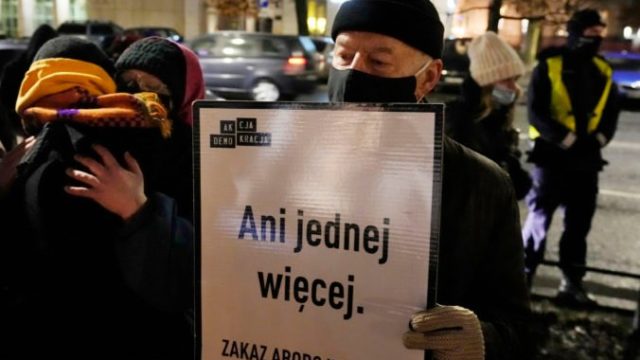 478618_poland_abortion_52222 92eaed19796045e8bbb31a28e1d307fc 676x481.jpg