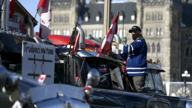 479121_canada_virus_outbreak_protest_12084 bddd29b9d8514901bc303943abc56ab2 676x439.jpg