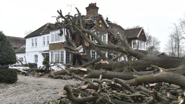 480054_britain_europe_storm_08173 17869a18e7954263a42c68fa301988a3 676x442.jpg