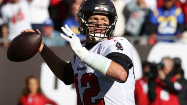 481480_buccaneers_brady_returns_football_90442 c19fa2aa2e3c4cd394dedb2d16bd2e34 676x451.jpg