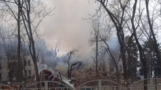 481665_mariupol divadlo 676x404.jpg