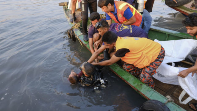 481888_bangladesh_ferry_sinks_19499 017ce6b775454759a6874d3e91af9b9e 676x451.jpg