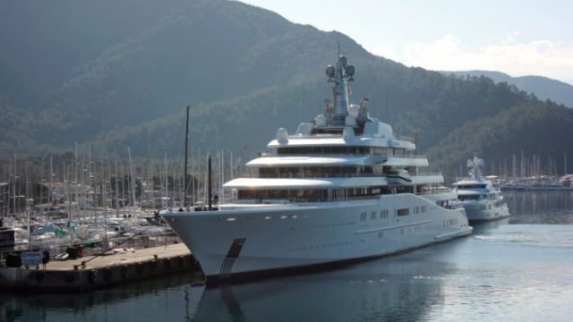 481996_turkey_abramovich_yacht_39133 3e867d06fd5c4533a216b25dd1307be9 676x451.jpg