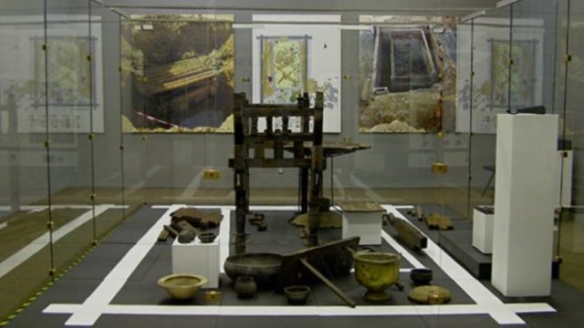 482738_vystava celkovy pohlad na inventar hrobky knieza podtatranske muzeum 676x396.jpg