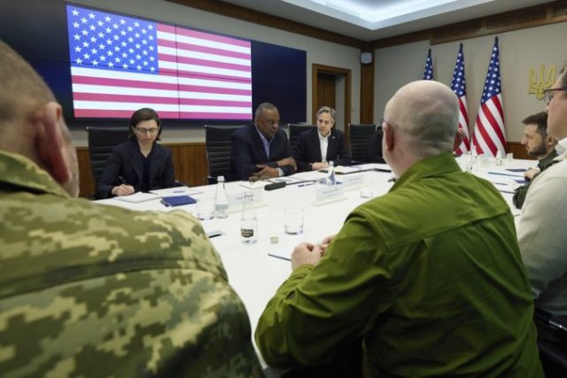 484040_lloyd austin volodymyr zelenskyj antony blinken 676x451.jpg