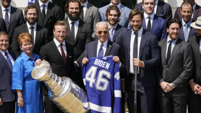 484140_biden_lightning_hockey_49372 8a712a27e1324c42b973d9458ad8f34e 676x451.jpg