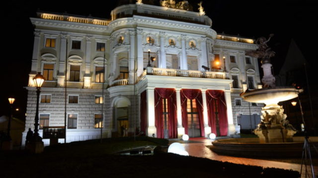 484833_budova 676x450.jpg