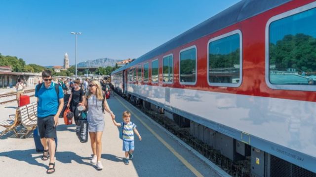 486069_predaj listkov je uz spusteny na vsetky datumy jazdy vlaku. pocas celej prepravy si cestujuci mozu vo vlaku zakupit tiez obcerstvenie a napoje 676x423.jpg