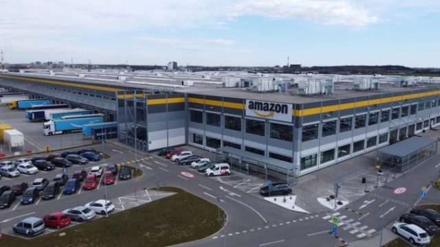 486153_logisticke centrum amazonu v seredi_foto 1 676x507.jpg