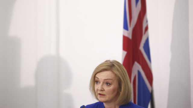 486251_bosnia_britain_truss_26250 9b0a9181093a432a9284d784459dab83 676x451.jpg