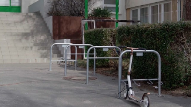 486264_petrzalka stojany na bicykle a kolobezky 676x439.jpg