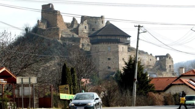 486299_filakovsky hrad 676x464.jpg