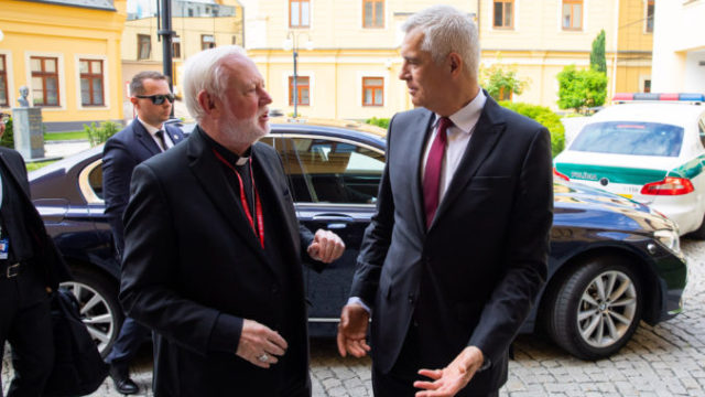 486656_minister ivan korok s vatiknskym sekretrom pre vzahy so ttmi_52117935322_o 676x451.jpg