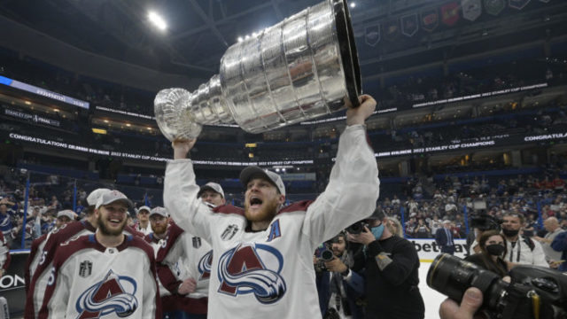 488039_stanley_cup_avalanche_lightning_hockey_68824 9897389fe1c849fba613580390a7f9e1 676x451.jpg