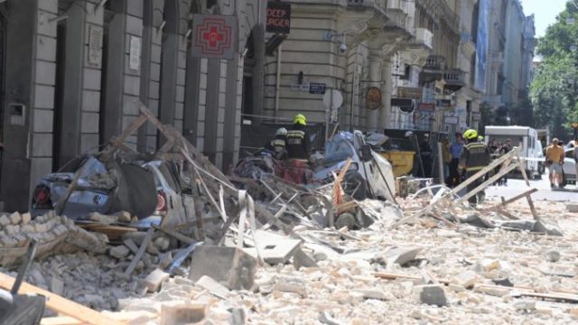 488067_hungary_building_collapse_22952 a90e3b3251a34bf1bdbefcf25e8847b3 676x451.jpg