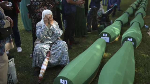 488793_aptopix_bosnia_srebrenica_anniversary_60475 2975e1d355d840c69c1961757754e449 676x451.jpg