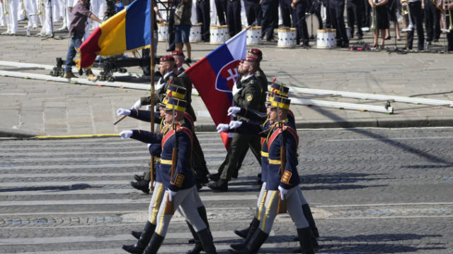 488986_france_bastille_day_14803 af1ac5edf81c4489adcdbe36b232581a 676x451.jpg