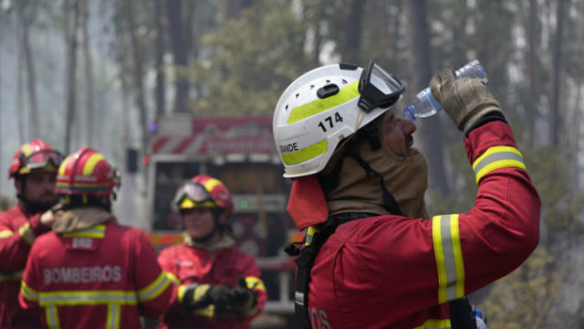 488988_aptopix_portugal_forest_fires_58479 f2b50d9f7e224b6e969fd5d49b3aba30 676x451.jpg