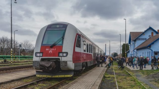 489459_rekordnemu zaujmu pracujucich o junovu cestu vlakom pomohlo aj uzatvorenie mosta v hlohovci 676x423.jpg