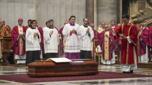 490437_vatican_pope_20652 2b7a4b4a1fe140599c3e74959c023f2c 676x451.jpg