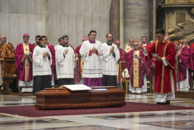 490437_vatican_pope_20652 2b7a4b4a1fe140599c3e74959c023f2c 676x451.jpg
