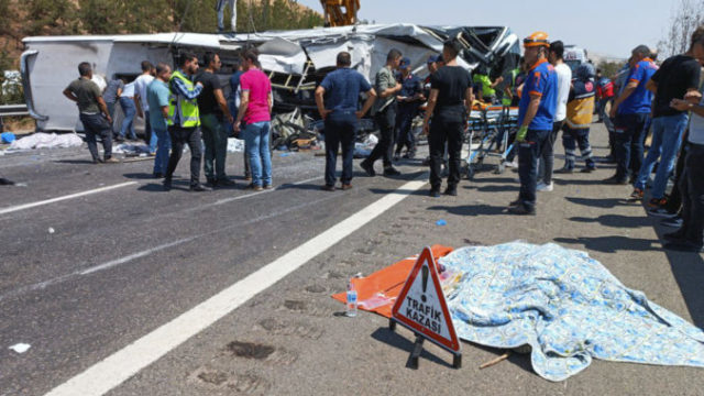 491052_turkey_bus_crash_26112 90878a9287da4f18b69ace918260a016 1 676x451.jpg