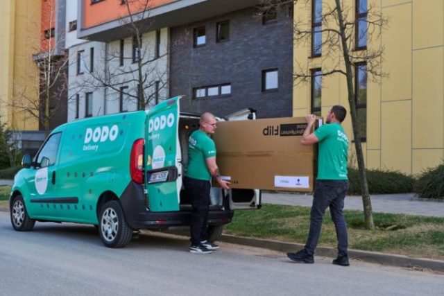491607_dodo_2men_delivery_low 676x451.jpg